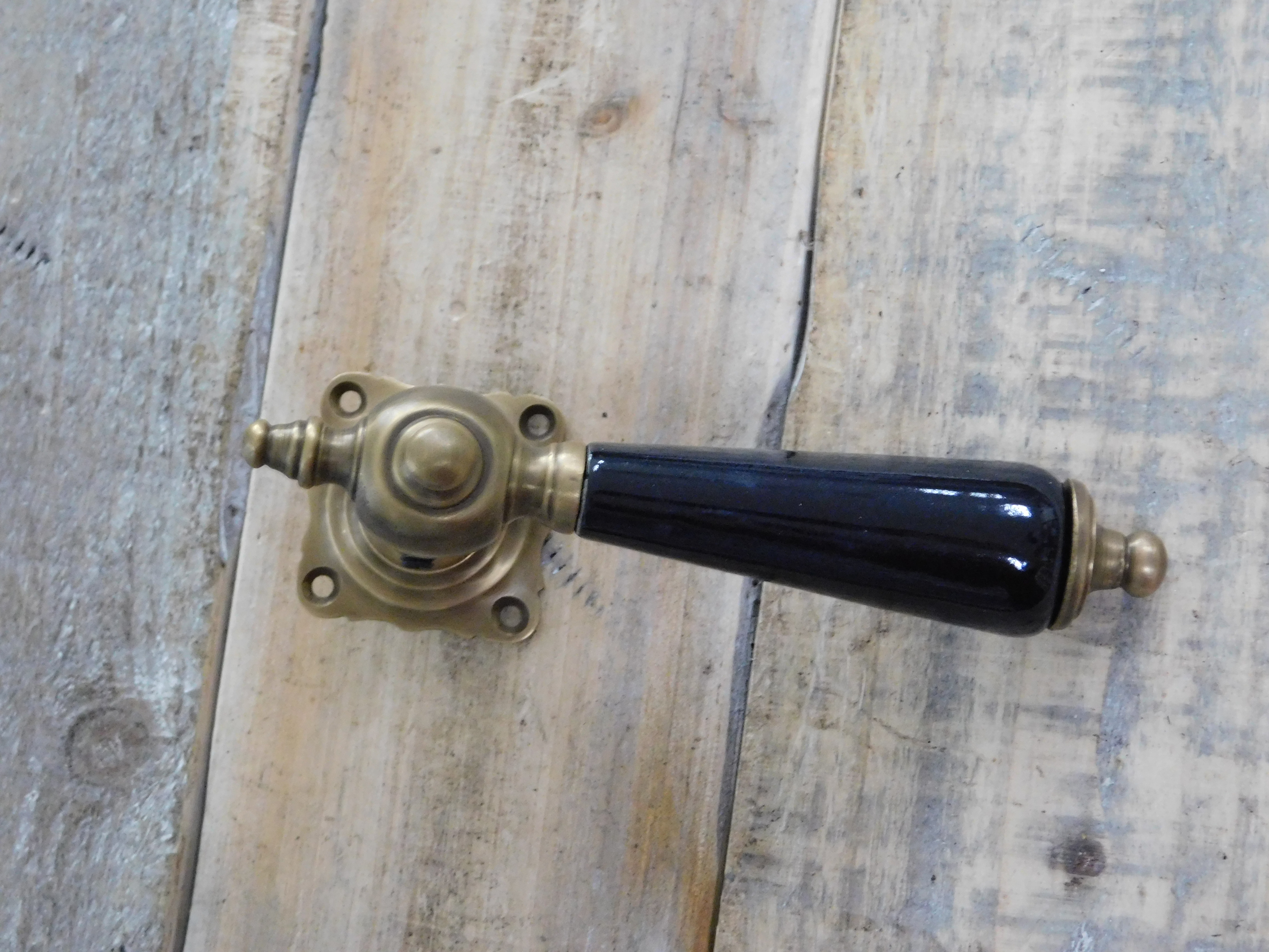 1 deurknop messing met keramische handvat, zwarte doorn incl.