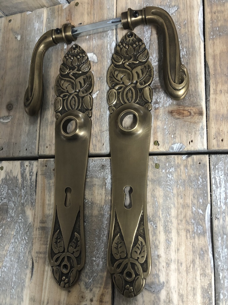 tags: deurbeslag, messing, Deurbeslag, Art Nouveau, restauratie, antiek, eeuwwisseling, fitting, fittingen, antieke deur hardware, historische fittingen, hendel set,