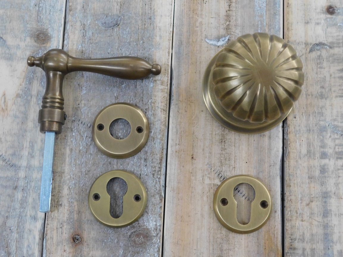 Set: 1 deurknop met een grote knop rozet + 1 + 1 deurknop handvat wapenschild, 2 lock-rozetten, messing patinamet 93 mm lange draadstang en dopmoer
