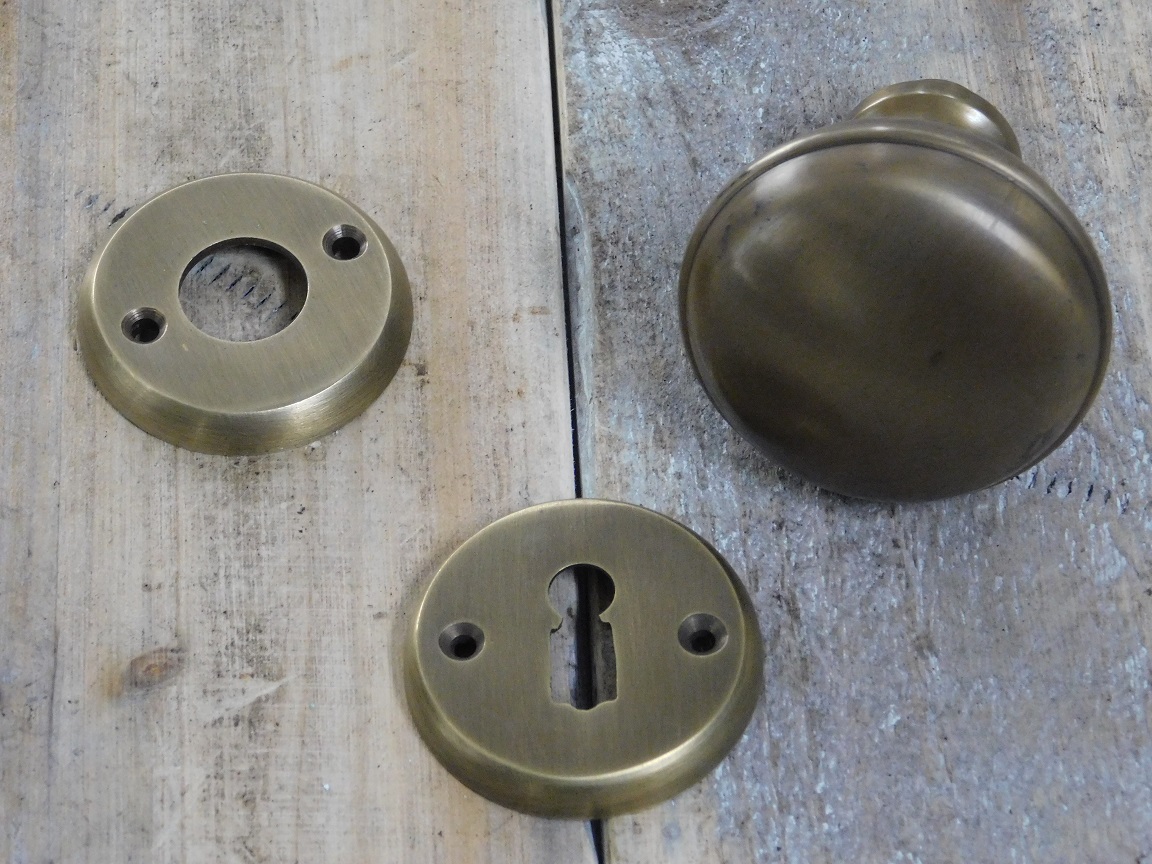 Stijlvolle deurknop voor de binnendeur, knop gemaakt van messing - ideaal voor antieke deuren