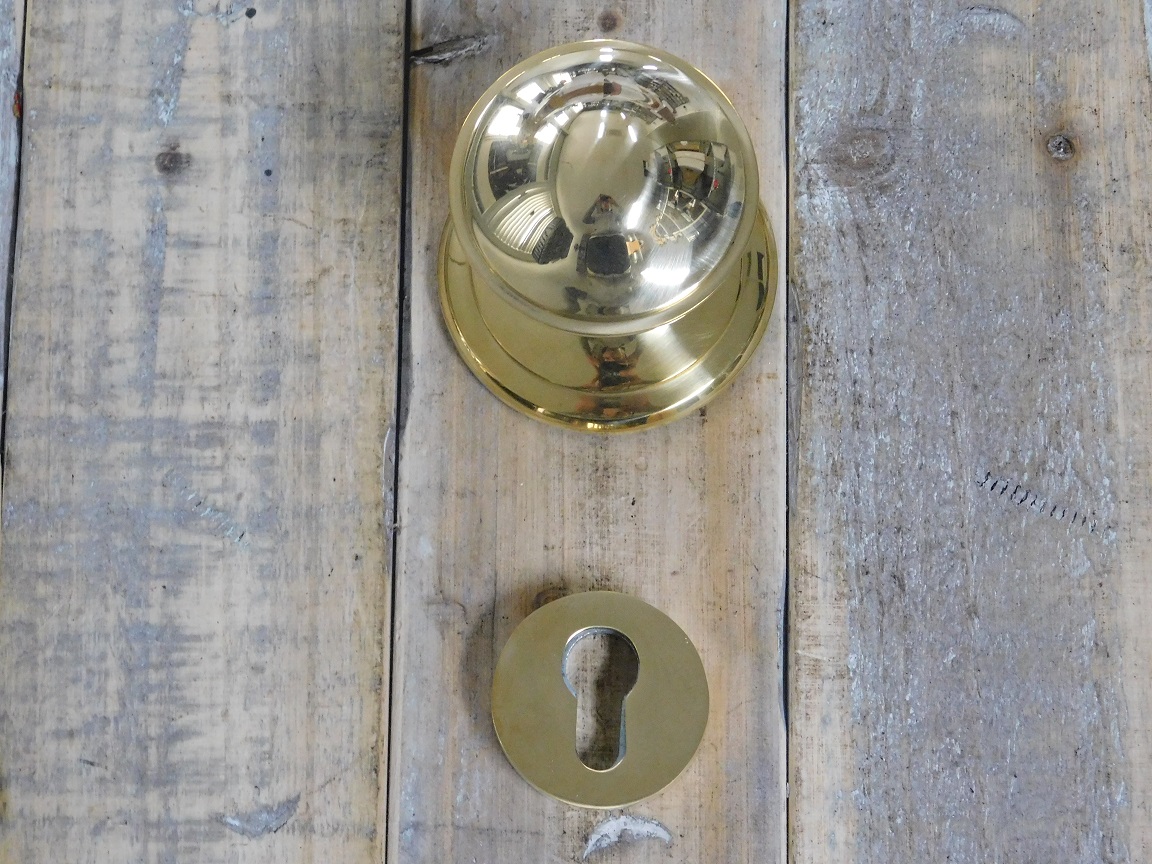 Vaste deurknop - gepolijst messing - met veiligheidsrozetten