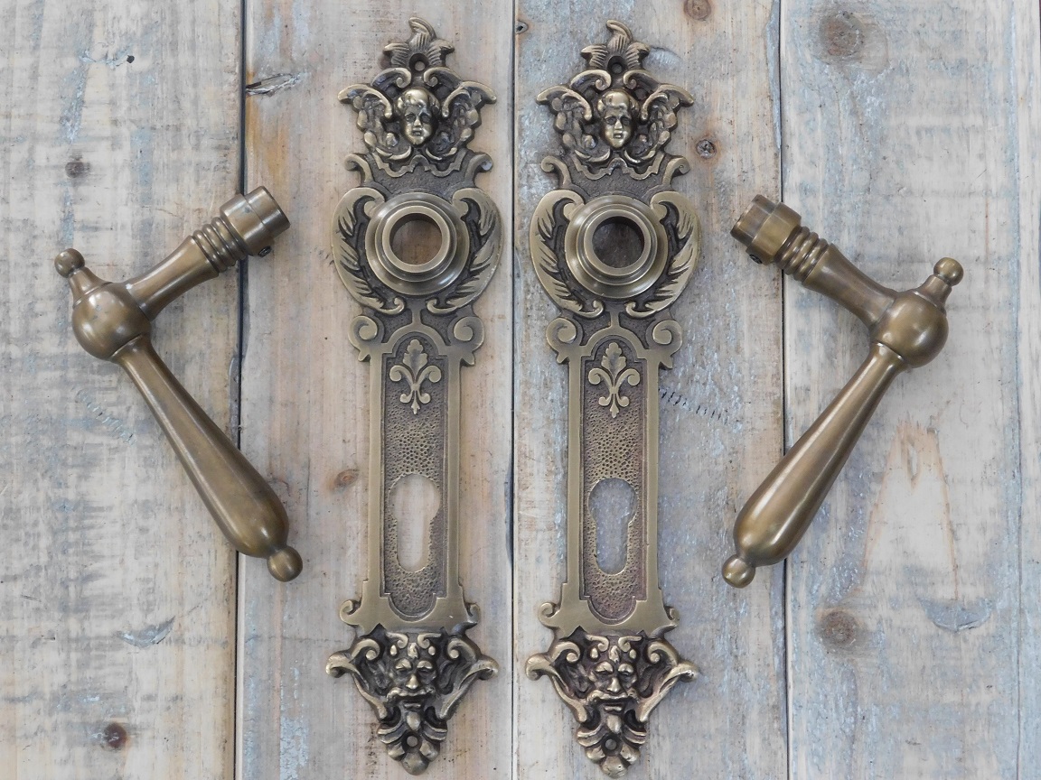 Set deurbeslag: antiek- deurplaten zeer decoratief met engelen - klinken met messing grepen.