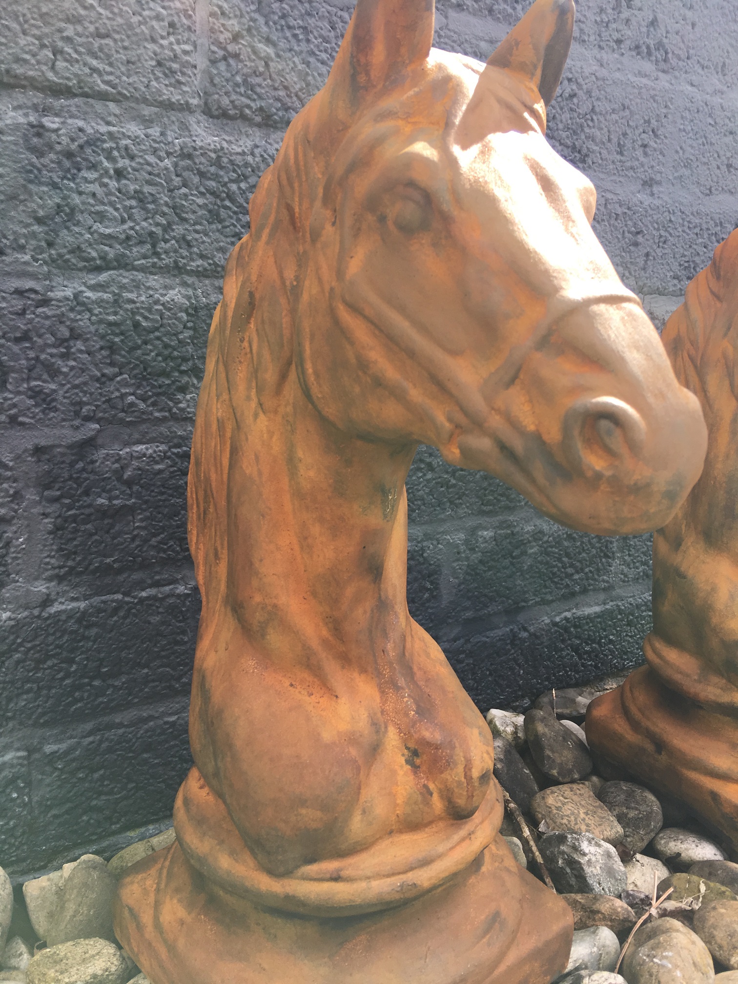 Sculptuur paardenhoofd, vol steen oxide