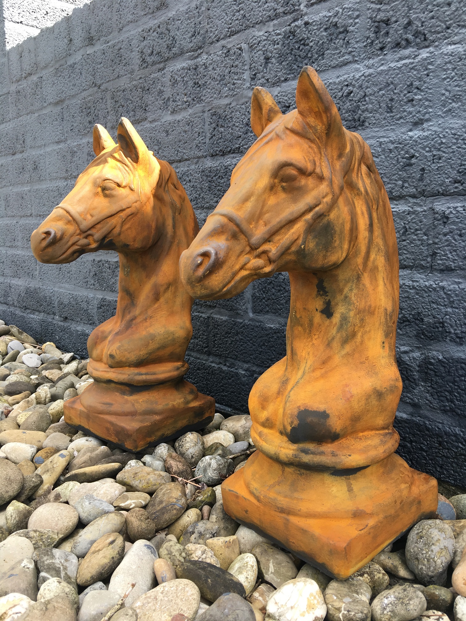 Set van 2 paardenhoofden, vol steen oxide