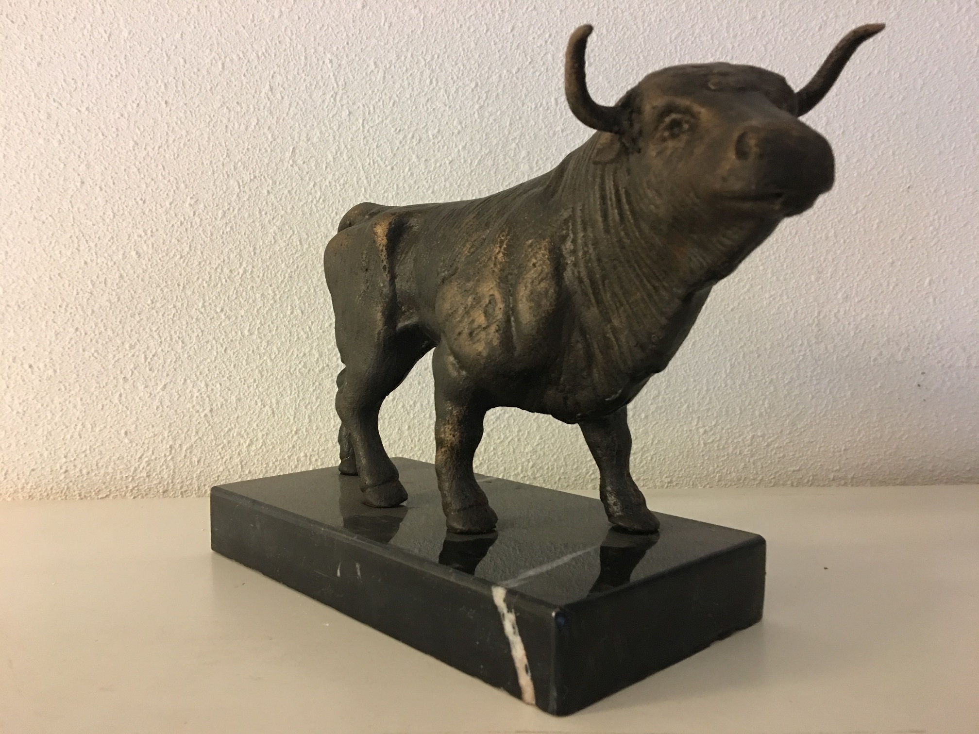 Skulptur Metall bronzefarbener großer Stier, schön!