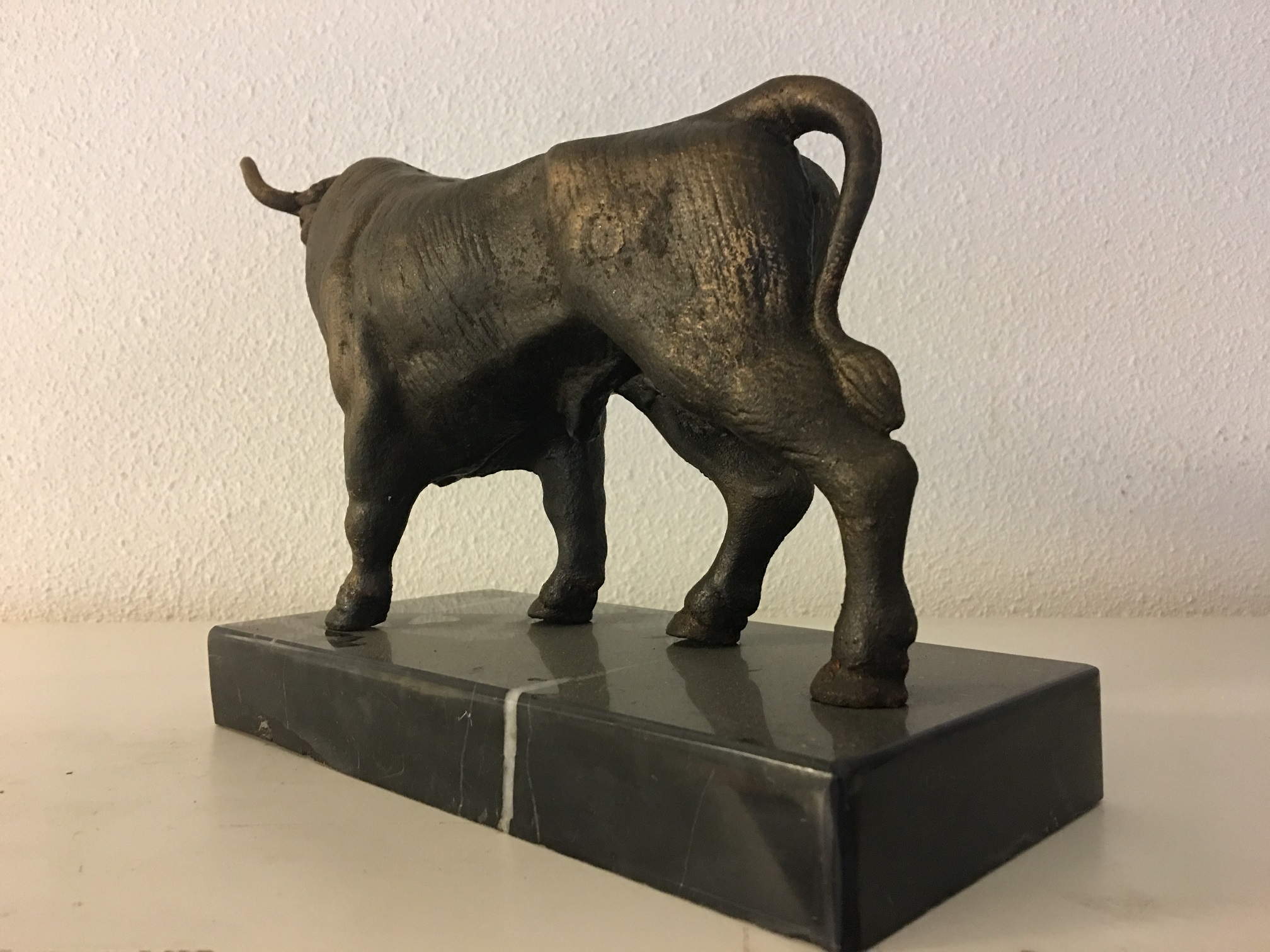 Skulptur Metall bronzefarbener großer Stier, schön!