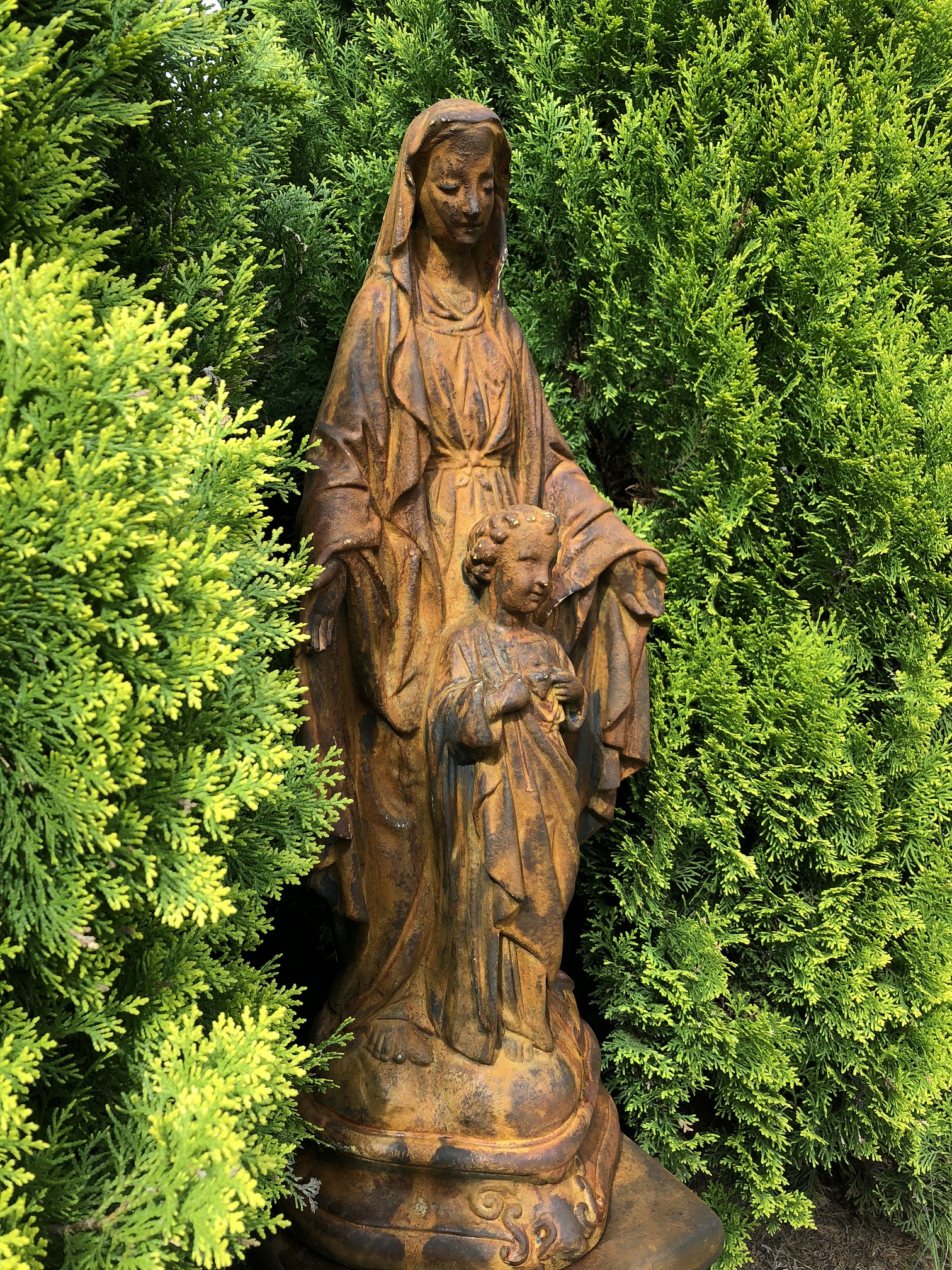 Religiöse Harzstatue Jungfrau Maria hält Baby stehende Figur für