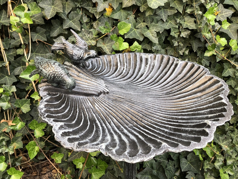 Large bird food-drinking bath full of cast iron black-gray rest