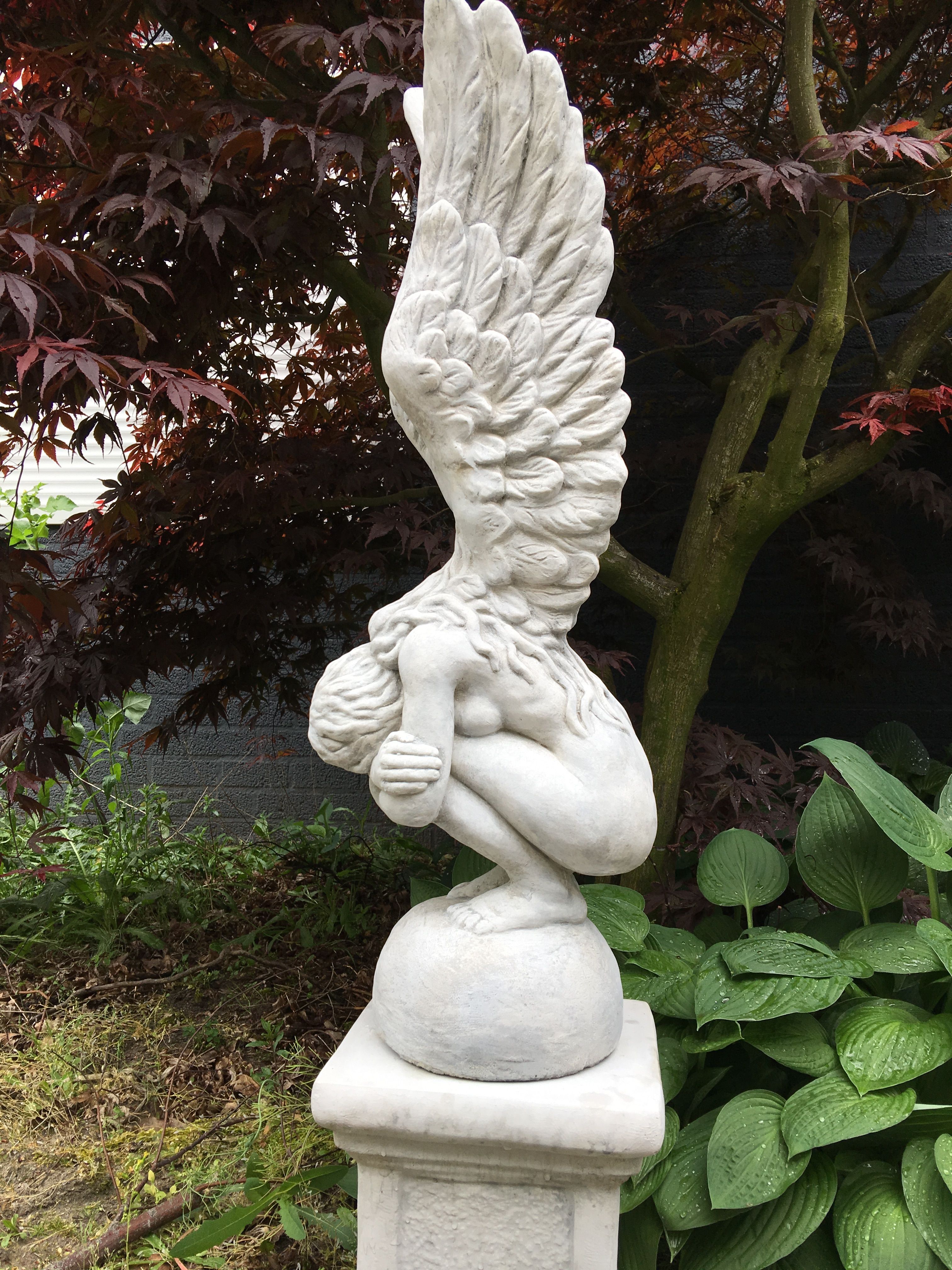 Knielende Engel met vleugels omhoog, mooi stenen beeld!