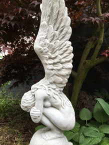 Knielende Engel met vleugels omhoog, mooi stenen beeld!