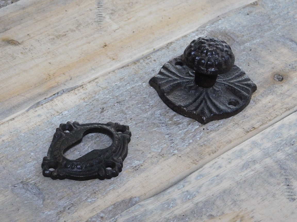 Vaste deurknop Lindu - gietijzer - met slotrozet voor cilinderslot 