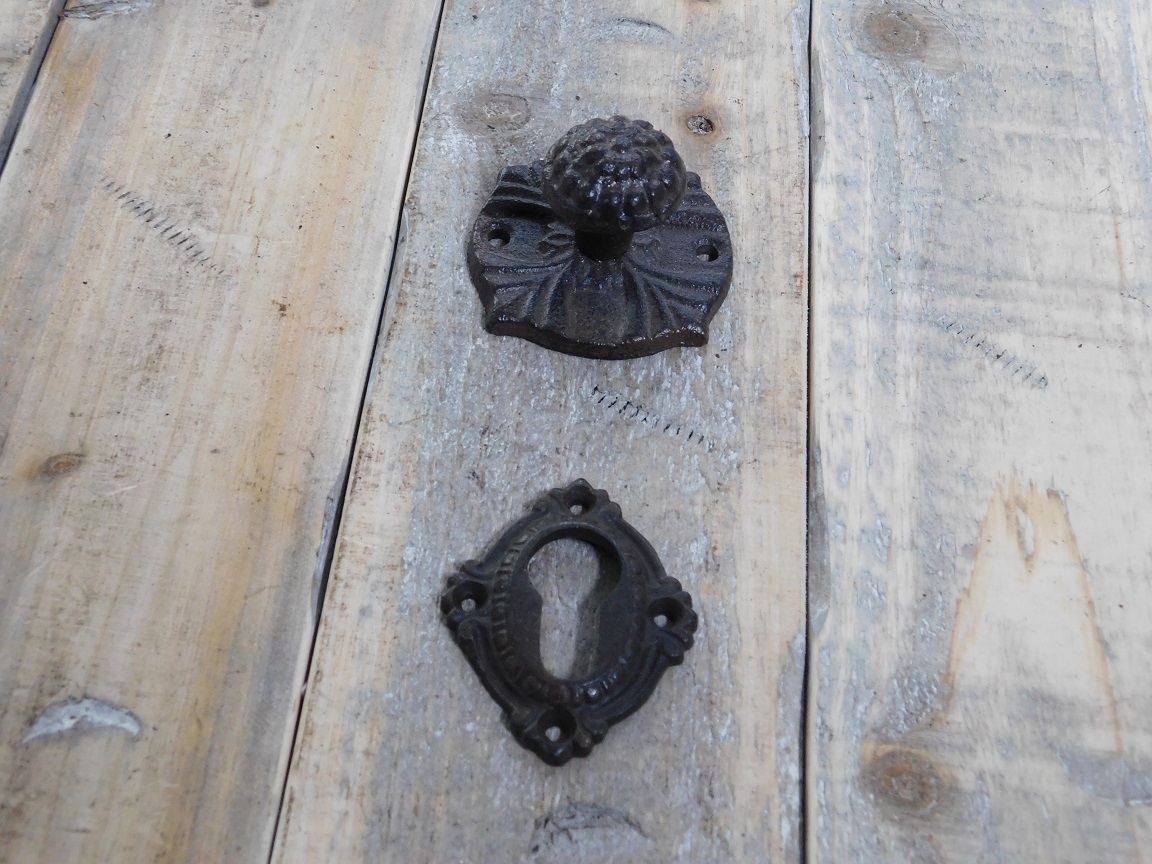 Vaste deurknop Lindu - gietijzer - met slotrozet voor cilinderslot 