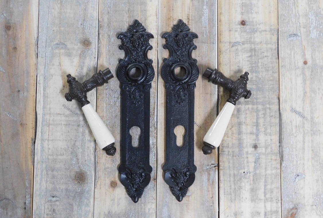 Set deurbeslag - 2 handgrepen met porseleinen handvat, ivoor, + 2 beschermende platen PZ92 engel, antieke ijzeren