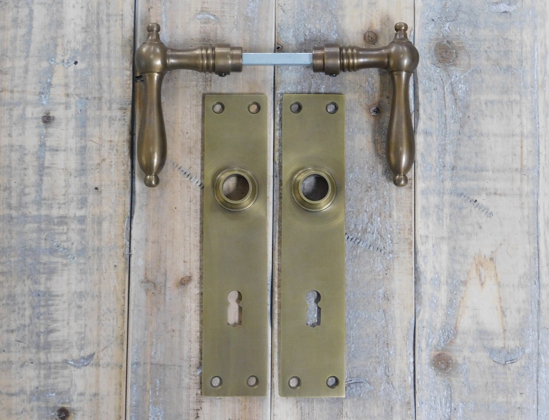 Landhaus deurbeslag, deurknoppen gepatineerd koperen grendels m lang plaat BB72