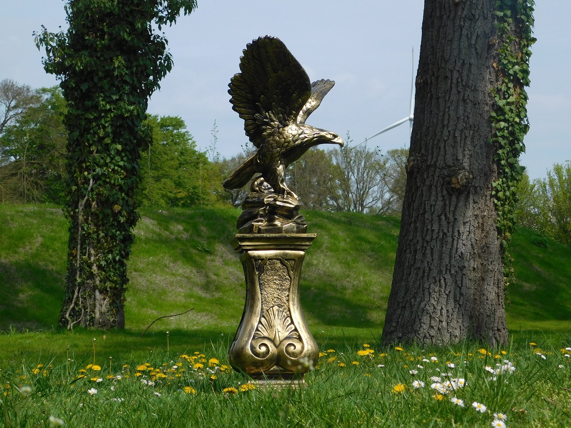 Eagle on pedestal - polystone - gold/black