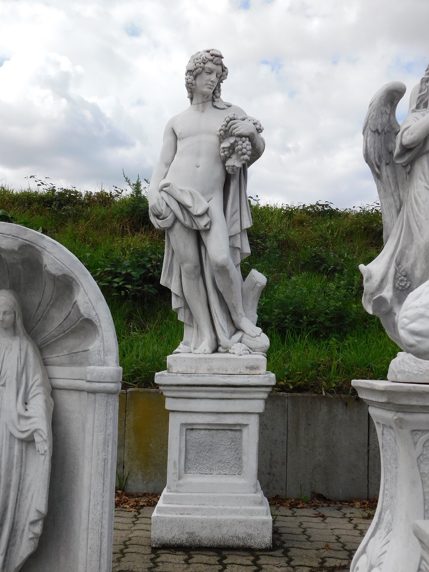 Prachtig tuinbeeld van Bacchus, prachtig beeld vol steen.