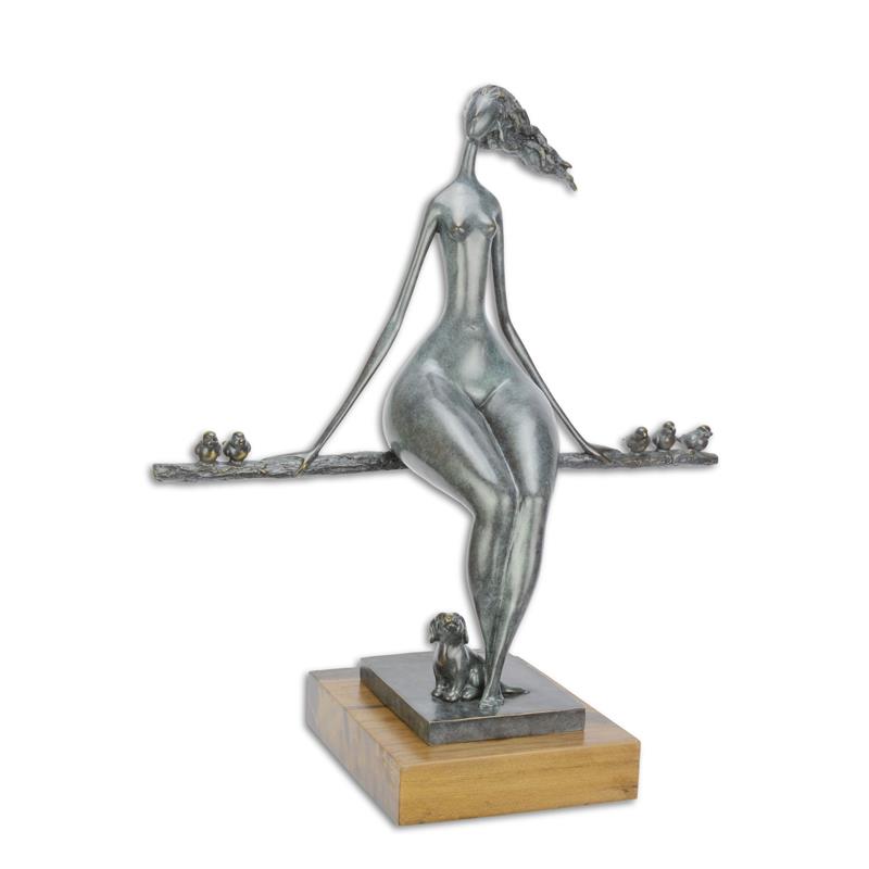 Bronzeskulptur einer entspannten nackten Frau
