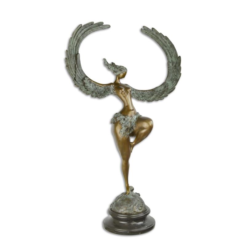 Eine Bronzestatue/Skulptur einer riesigen geflügelten Frau