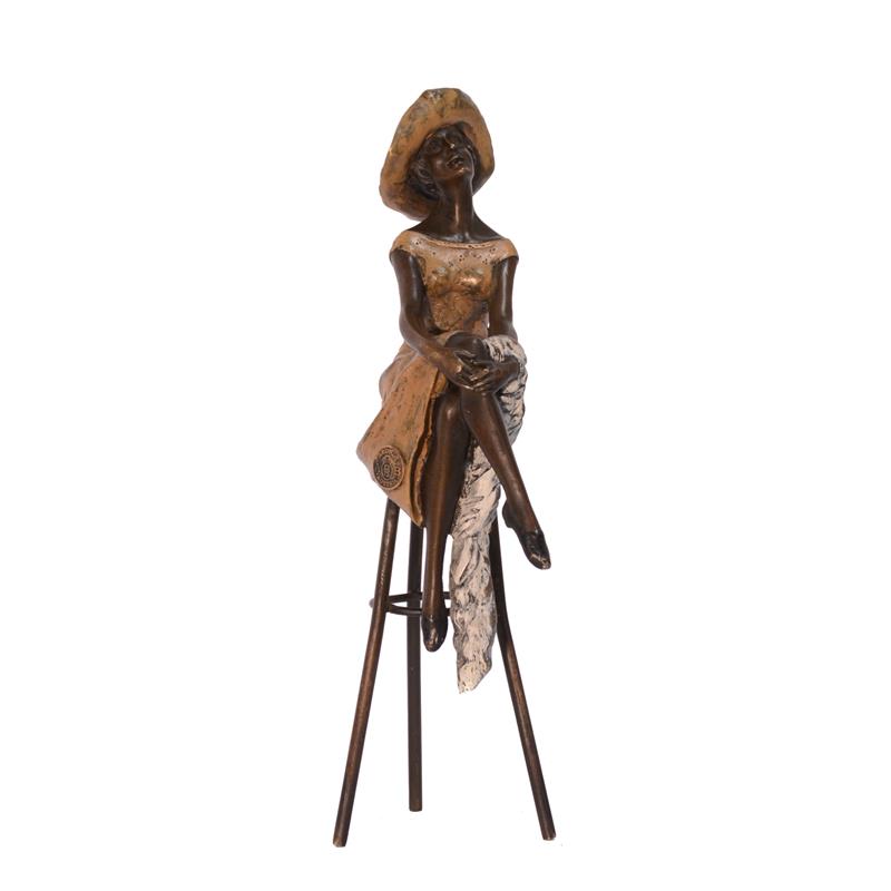 Bronzeskulptur einer Frau, die auf einem Hocker sitzt