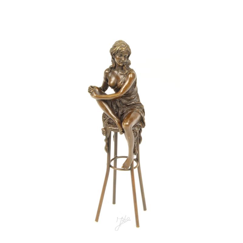 Eine Bronzeskulptur einer Dame auf einem Barhocker (11)