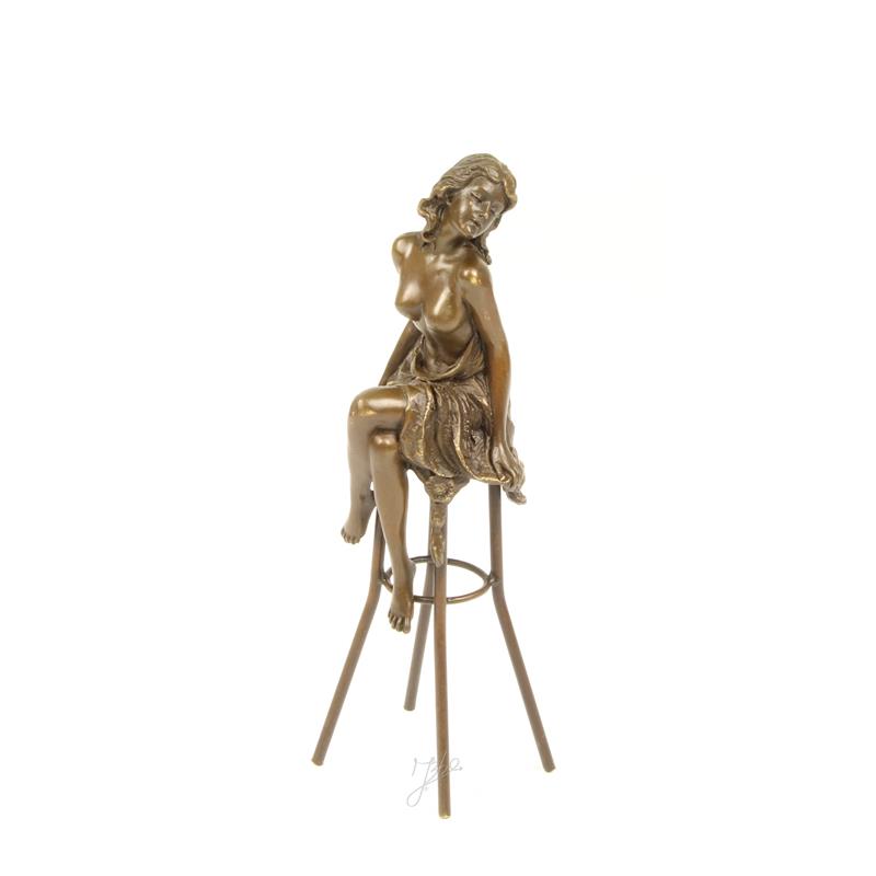 Eine Bronzeskulptur einer Dame auf einem Barhocker (13)