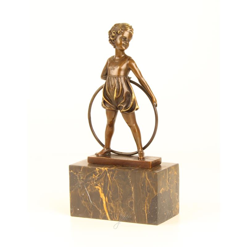Eine Bronzeskulptur eines Hula-Hoop-Mädchens