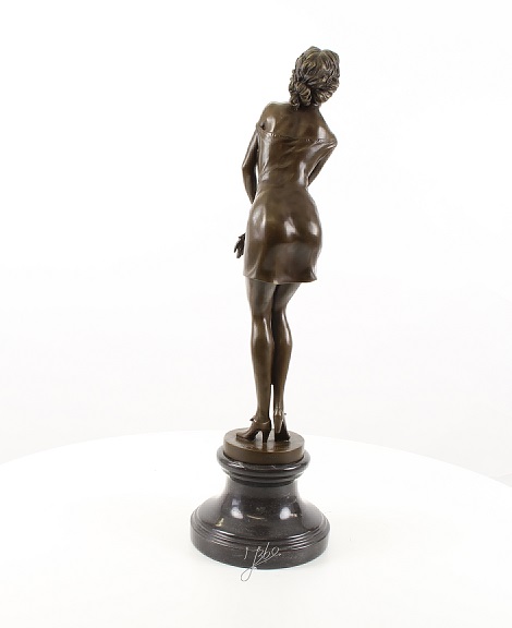 Eine Bronzeskulptur einer nachdenklichen Frau
