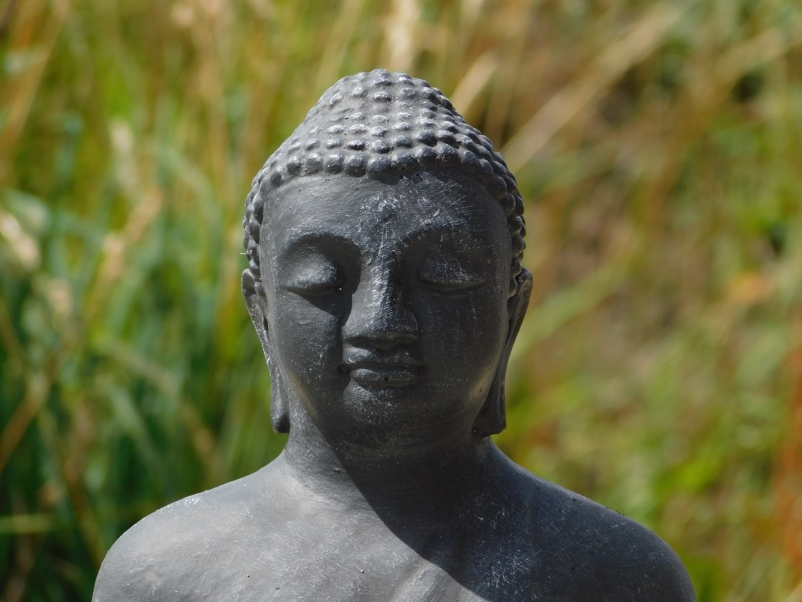 Boeddha in meditatie, gemaakt van vol steen grijs. - - Decoraties en Accessoires voor en buiten