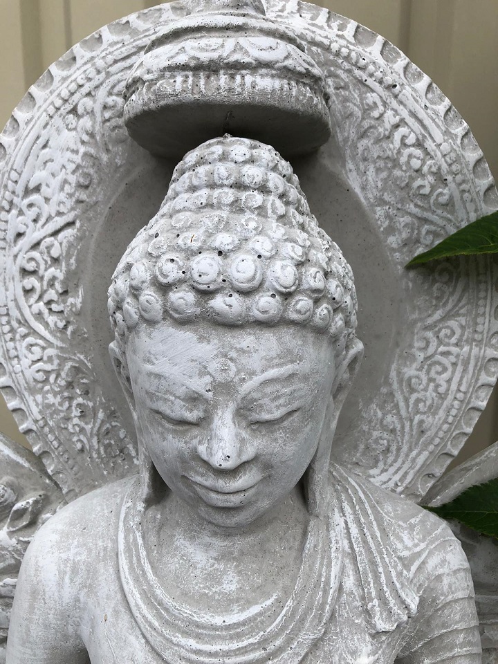 Boeddha op troon - white wash - steen
