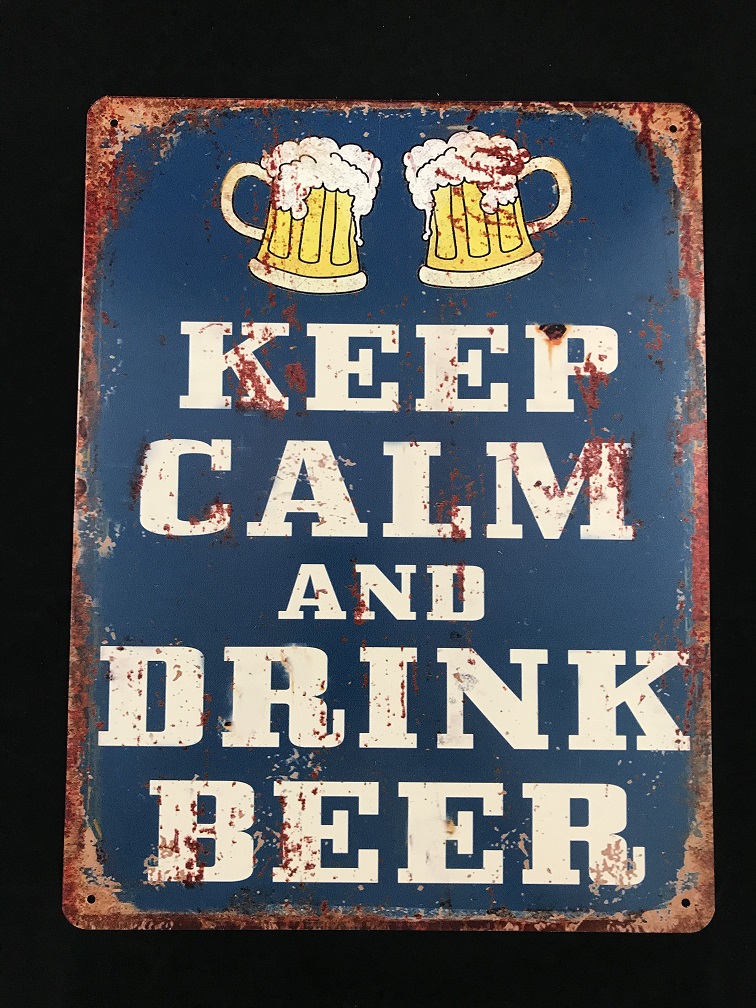 Bordje met de tekst: 'KEEP CALM AND DRINK BEER', mooie sign!