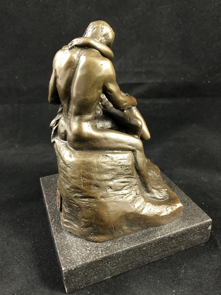 Een bronzen beeld van de kus, by Rodin.