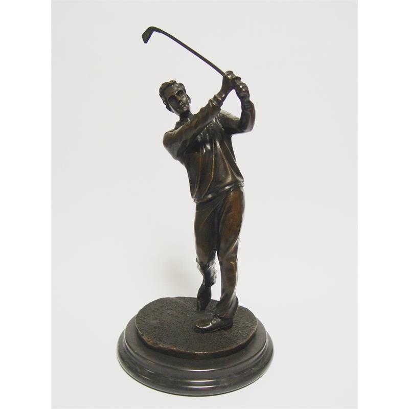 Eine Bronzestatue/Skulptur eines Golfspielers