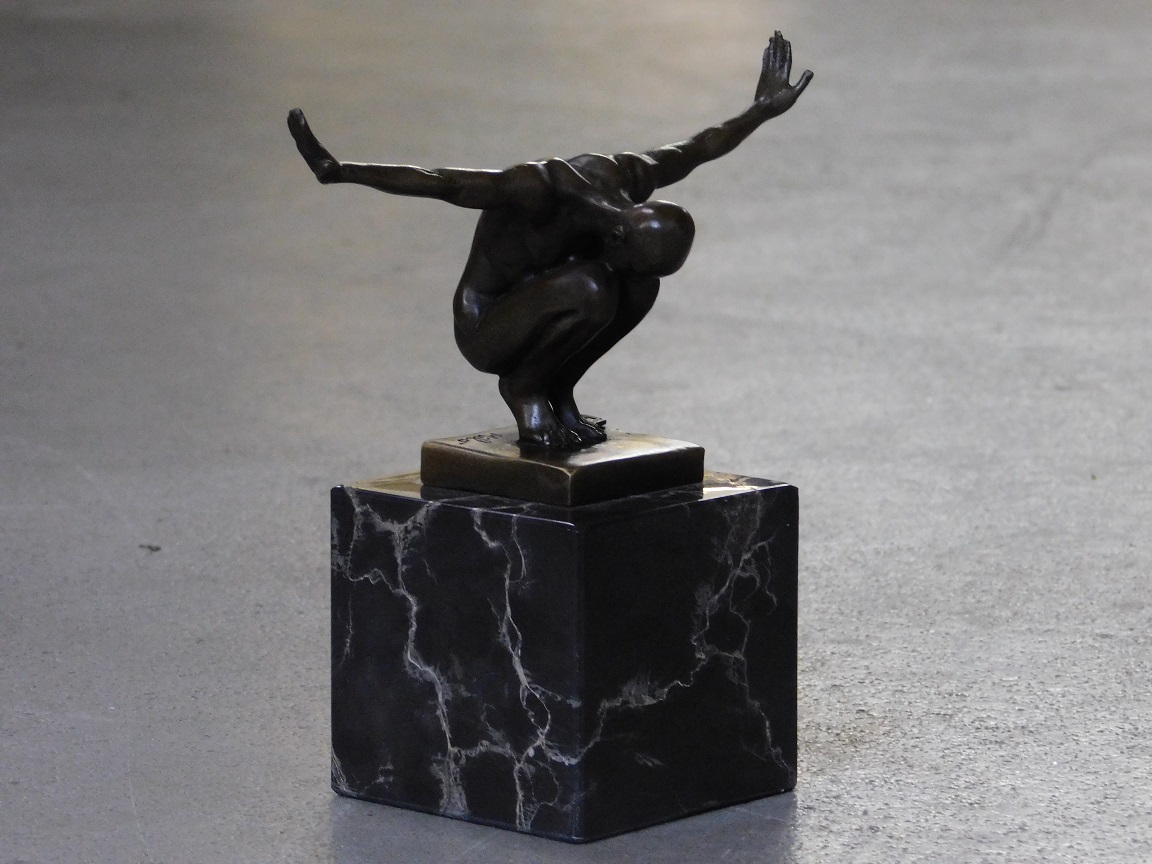 Bronzen beeld - Olympian Man - met voet van marmer