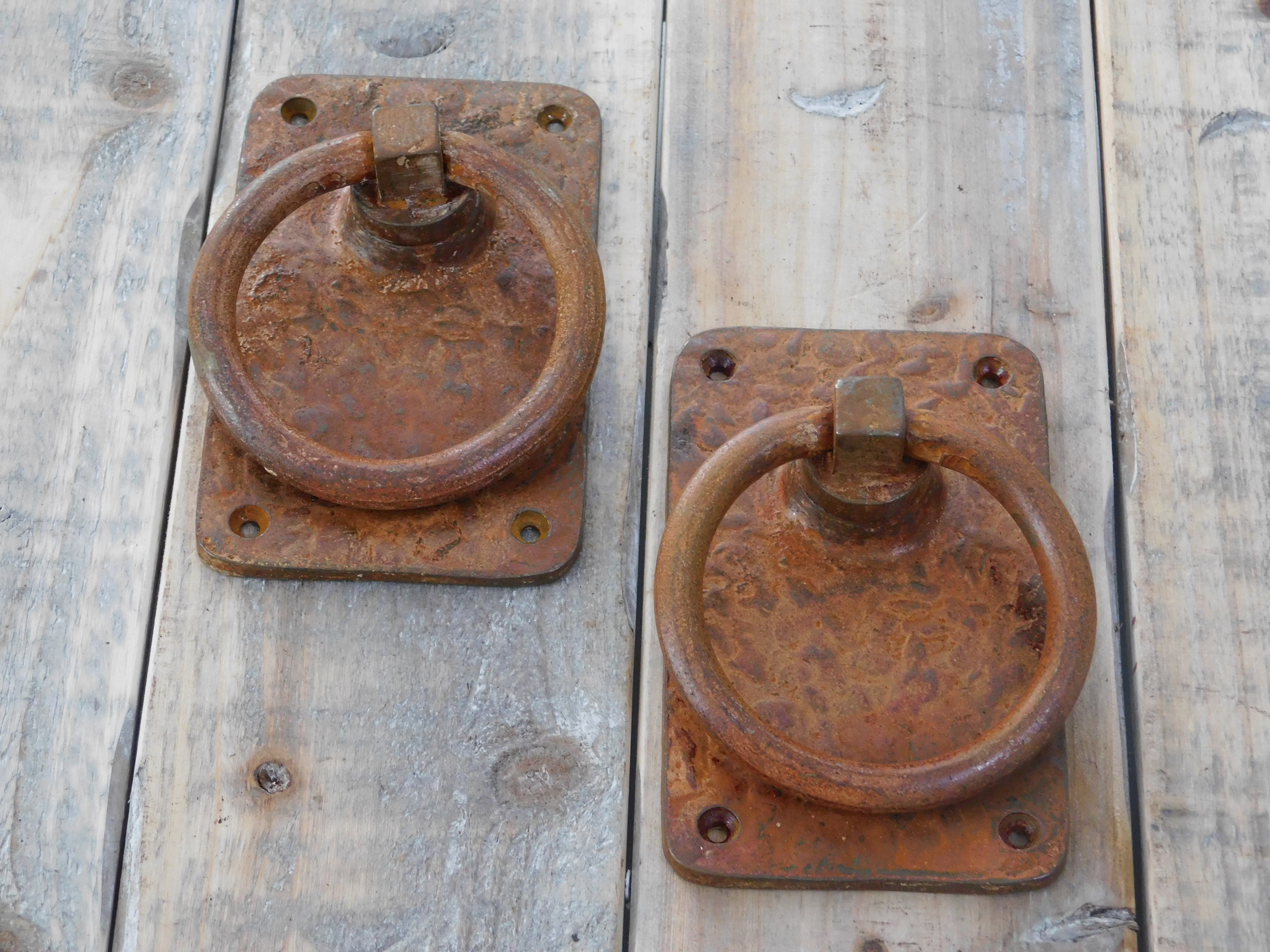 Rustieke grote rust kleurige ringen als deursluiter/poortsluiter set, prachtig nostalgisch.