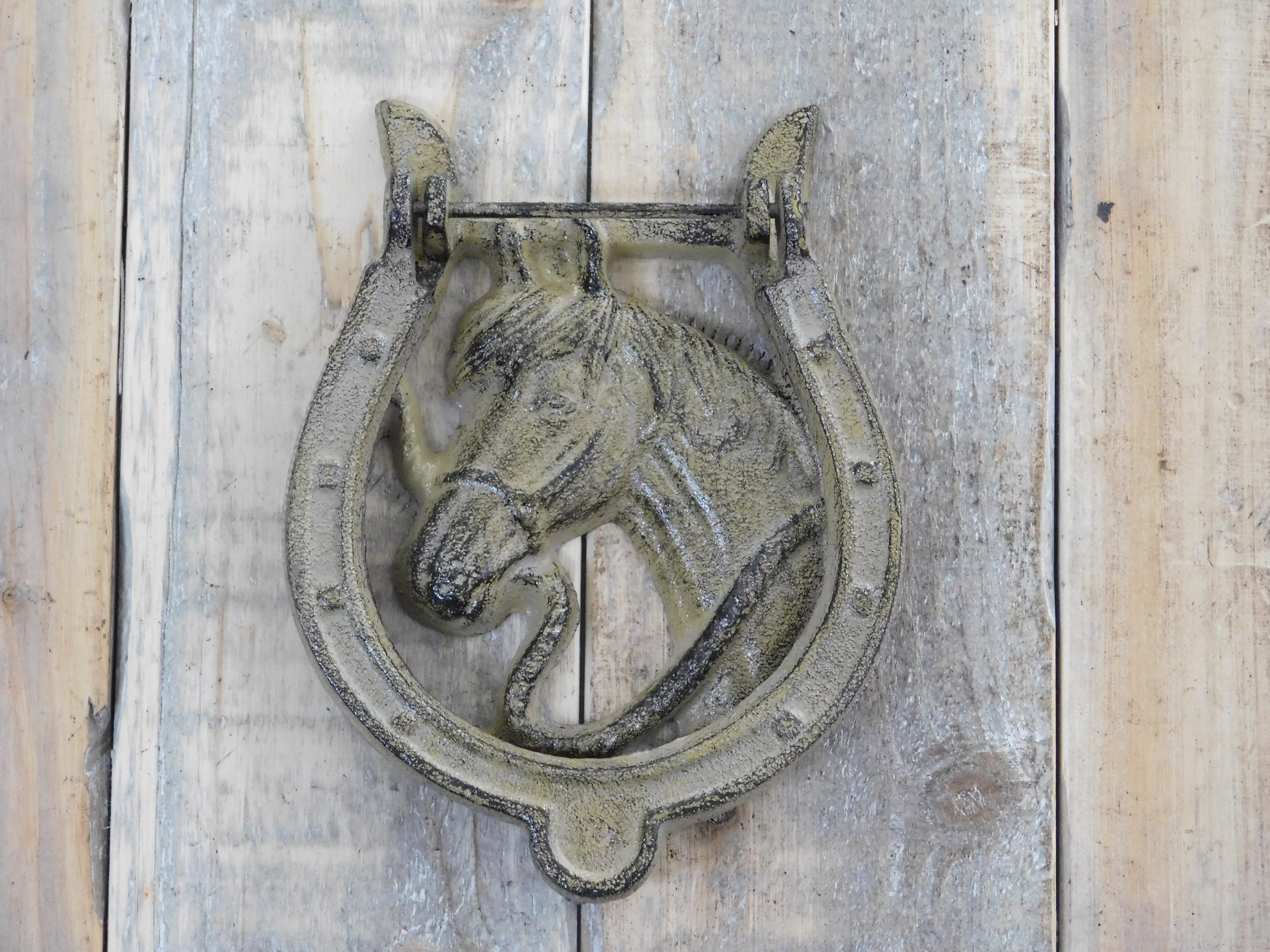Mooie deurklopper als hoefijzer met afbeelding van een paard