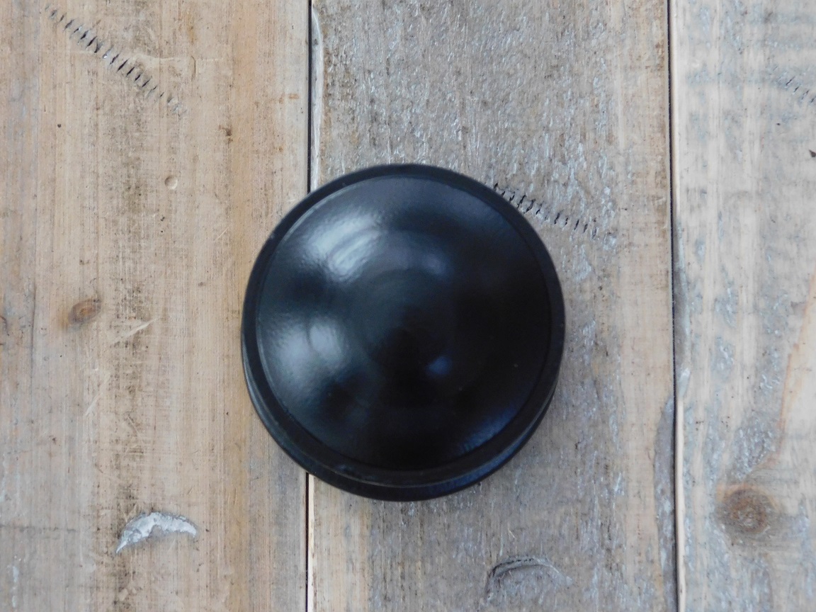 Deurknop met rozet, van antieke ijzer, zwart, vaste knop.