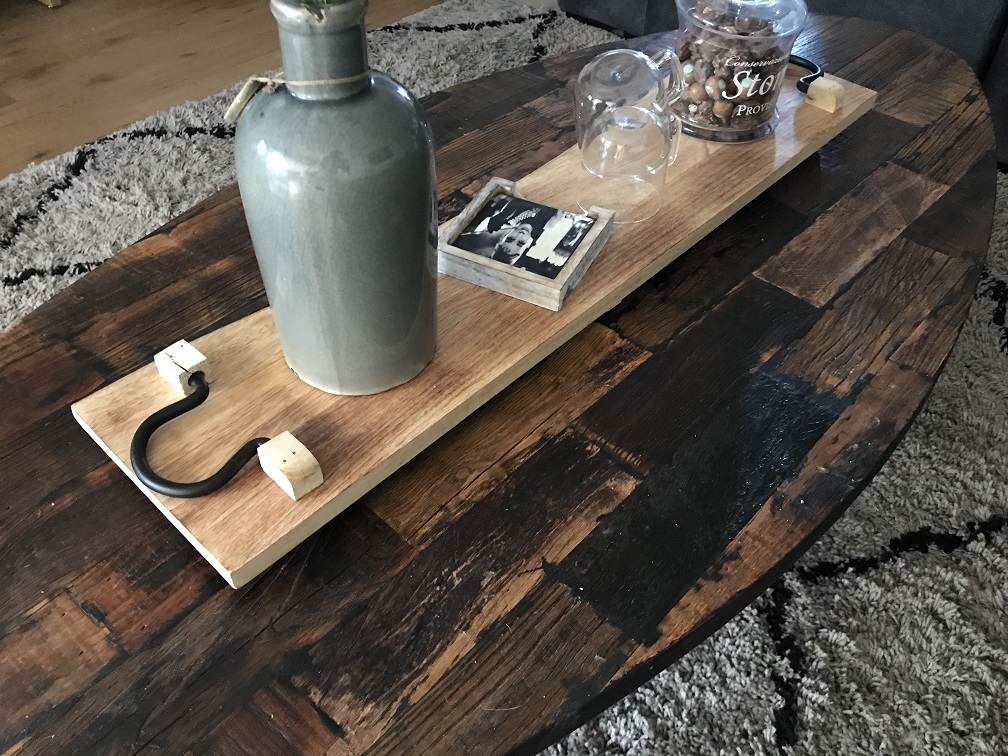 Rustieke snijplank, keukenplank gemaakt van massief hout, dienblad met metalen handvaten