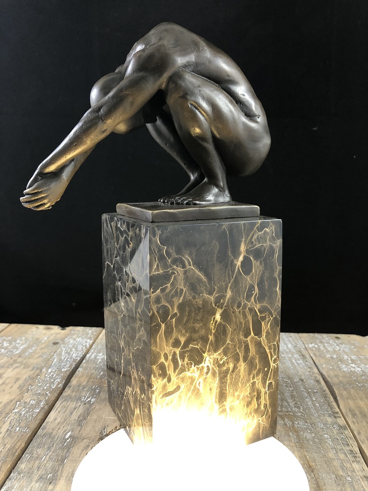 Bronzeskulptur eines tauchenden Mannes, ''THE DIVE''.