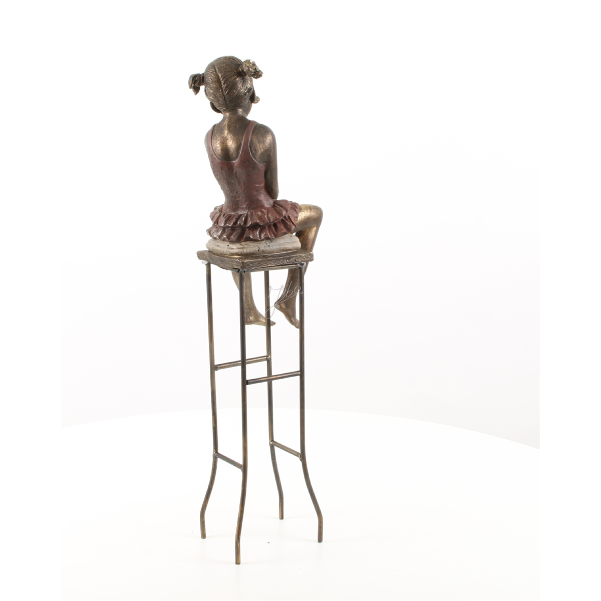 Polystone-Skulptur eines kleinen Mädchens auf einem Stuhl