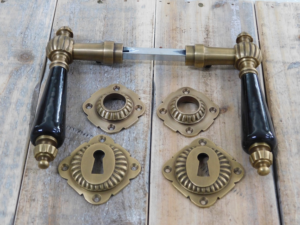 Set deurklinken met keramische handvat zwart, messing - BB voor binnendeuren met 2 pushers rozetten en twee sleutelgat rozetten