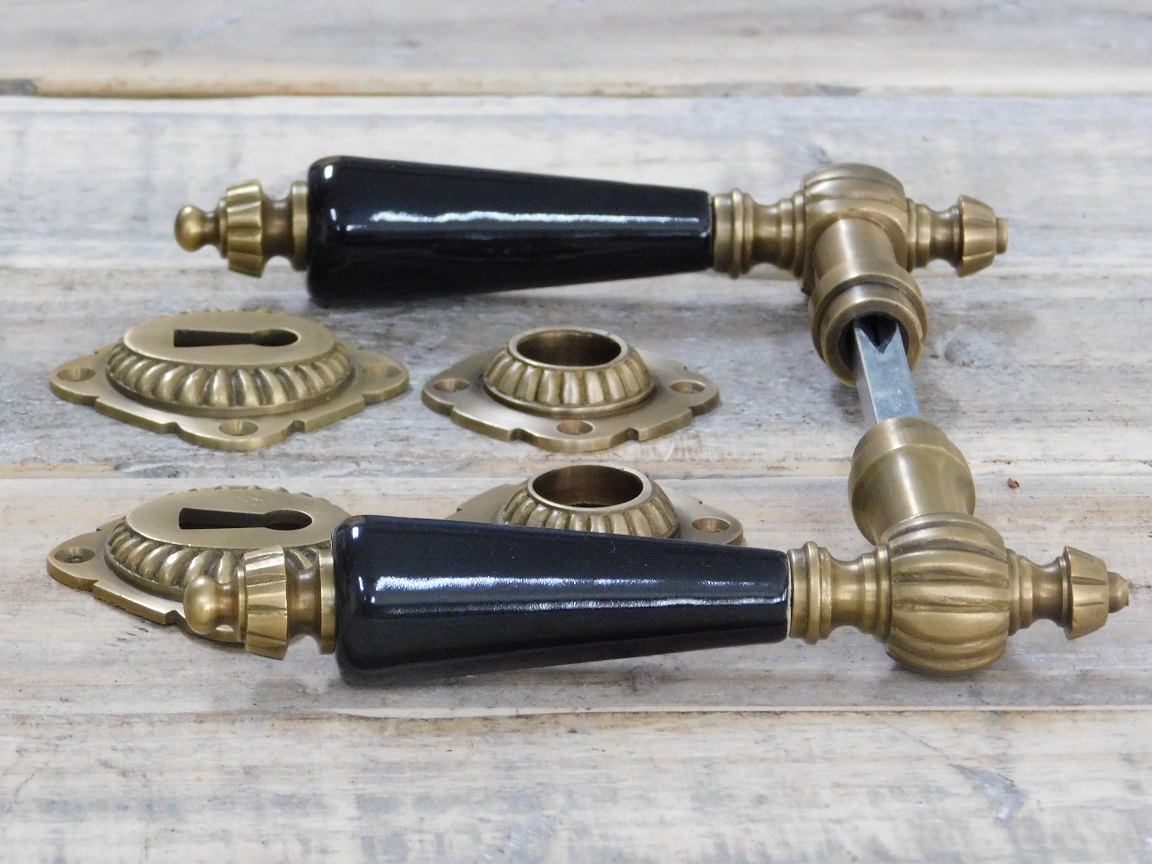 Set deurklinken met keramische handvat zwart, messing - BB voor binnendeuren met 2 pushers rozetten en twee sleutelgat rozetten