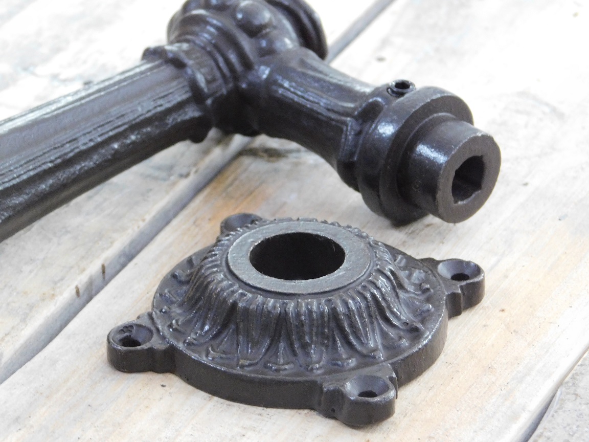 1 deurknop Belli met knoprozet (vast staand) + deurklink met klinkrozet + 2 slotrozetten -Antieke ijzer