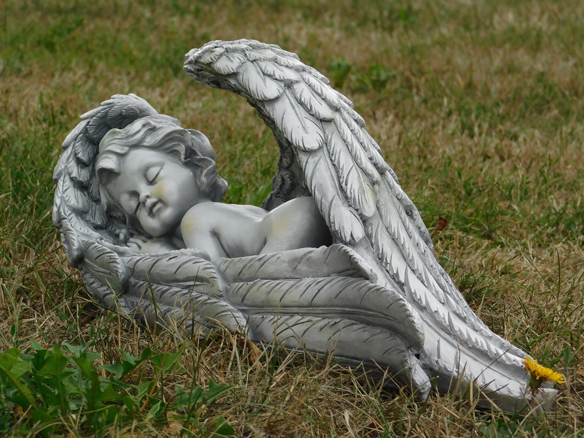 Large angel - lying in wings - polystone