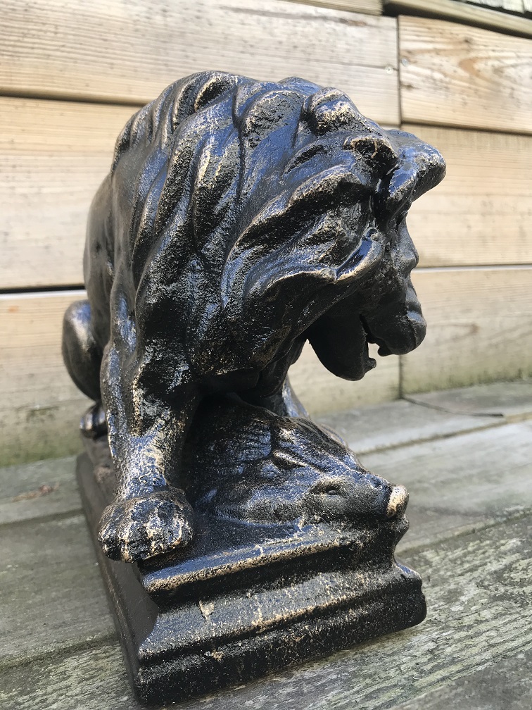 Eine schöne Statue eines Löwen mit seiner Beute, einem Wildschwein, aus Gusseisen, Bronze-Look!