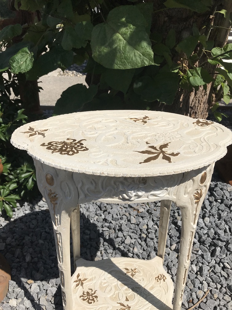 Een gietijzeren tafel, wit, art nouveau ''flower''