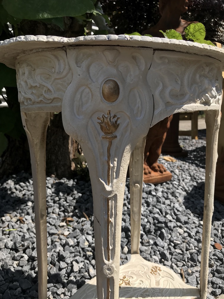 Een gietijzeren tafel, wit, art nouveau ''flower''