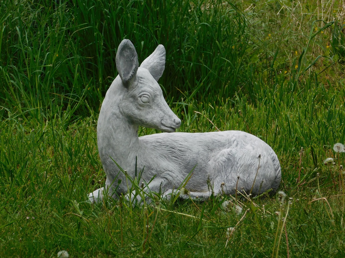Statue eines liegenden Hirsches - massiver Stein