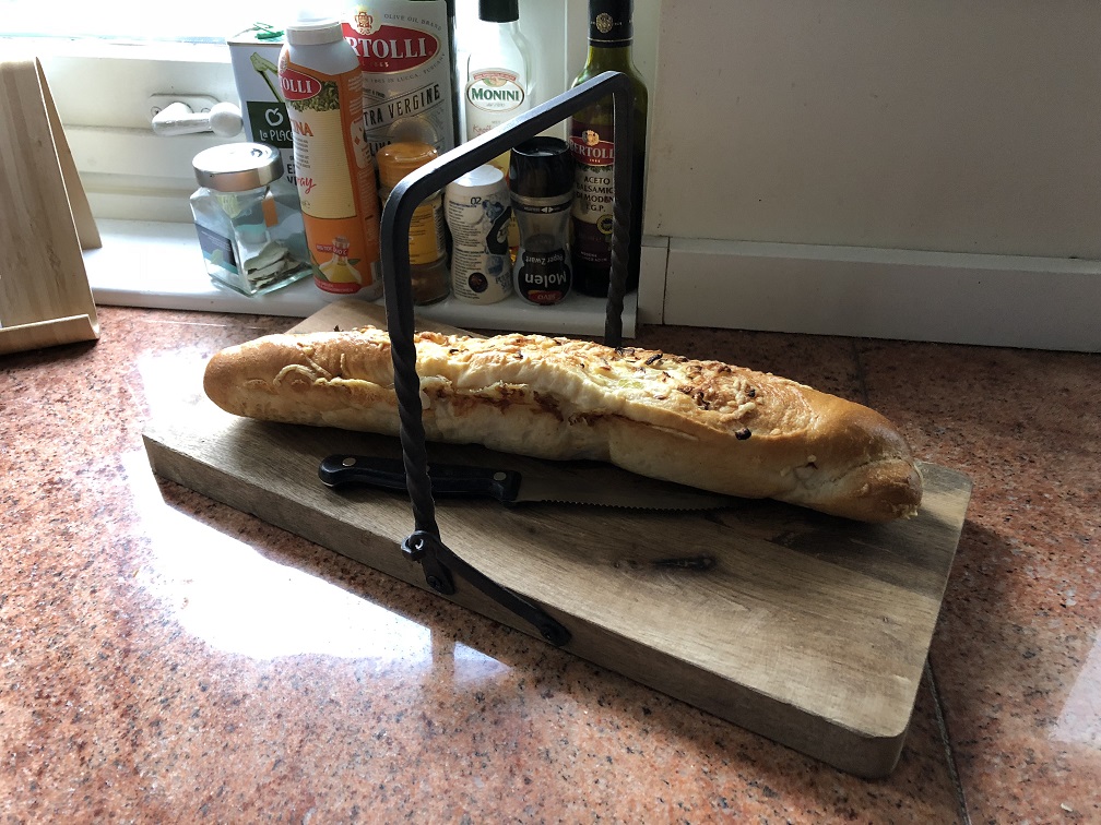 Snijplank met smeedijzeren beugel, Keukenbord, ontbijtplank, Worstplank houten brood plank .