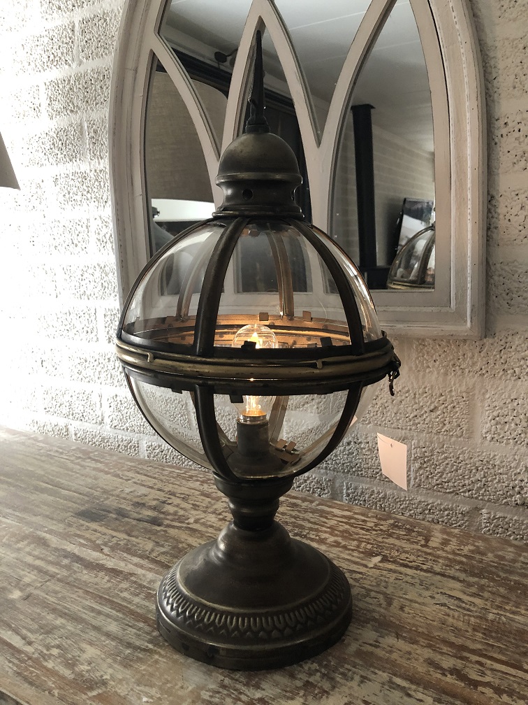 Prachtige staande bol lantaarn iron met geslepen glas, old look sfeer verlichting.