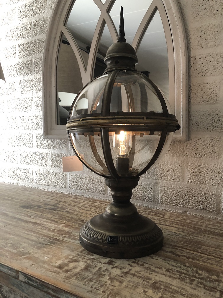 Prachtige staande bol lantaarn iron met geslepen glas, old look sfeer verlichting.
